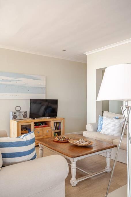 La Petite Baleine Oceanfront Luxury Villa De Kelders Exterior photo