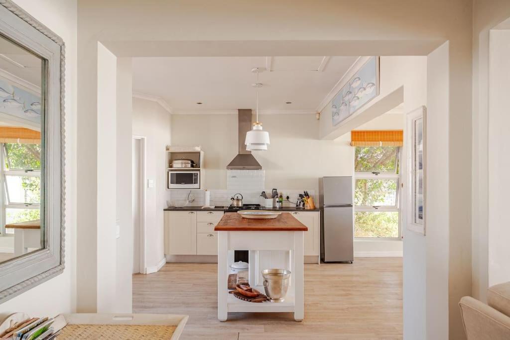 La Petite Baleine Oceanfront Luxury Villa De Kelders Exterior photo